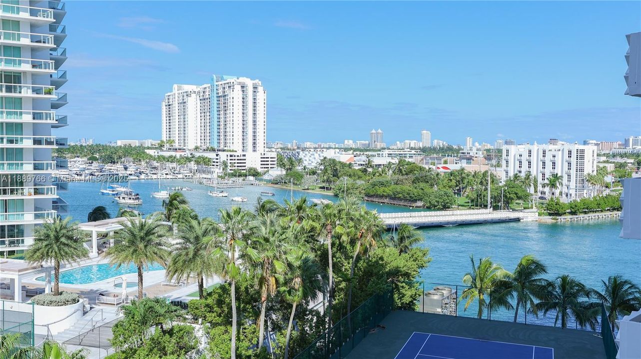 For Sale: $585,000 (1 beds, 1 baths, 856 Square Feet)