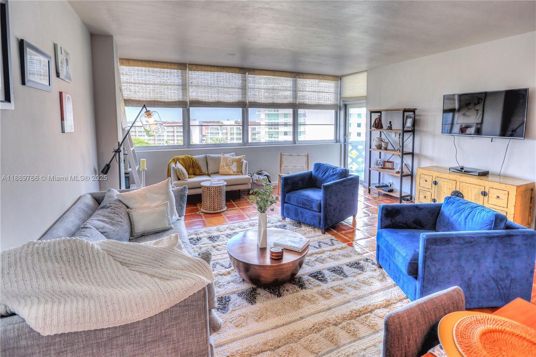 For Sale: $585,000 (1 beds, 1 baths, 856 Square Feet)