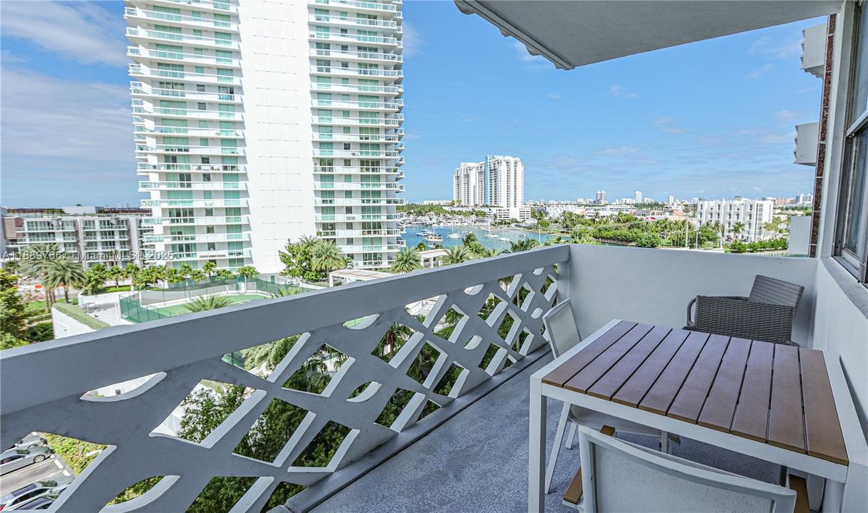 For Sale: $585,000 (1 beds, 1 baths, 856 Square Feet)