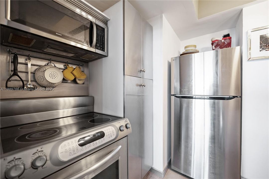 For Sale: $585,000 (1 beds, 1 baths, 856 Square Feet)