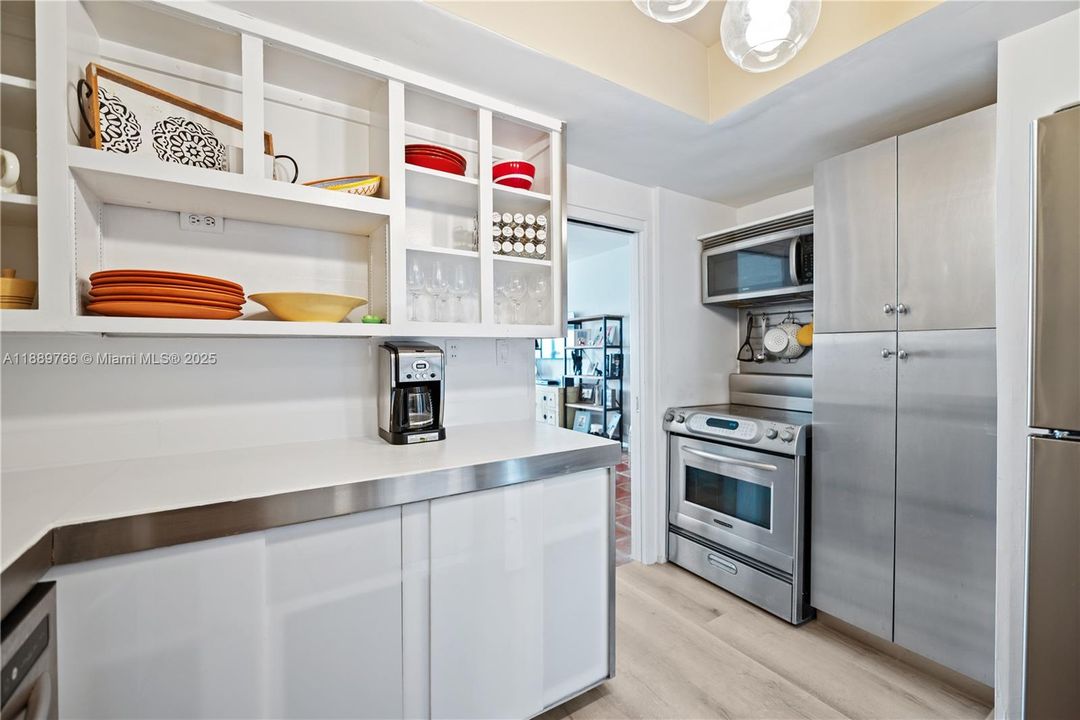 For Sale: $585,000 (1 beds, 1 baths, 856 Square Feet)