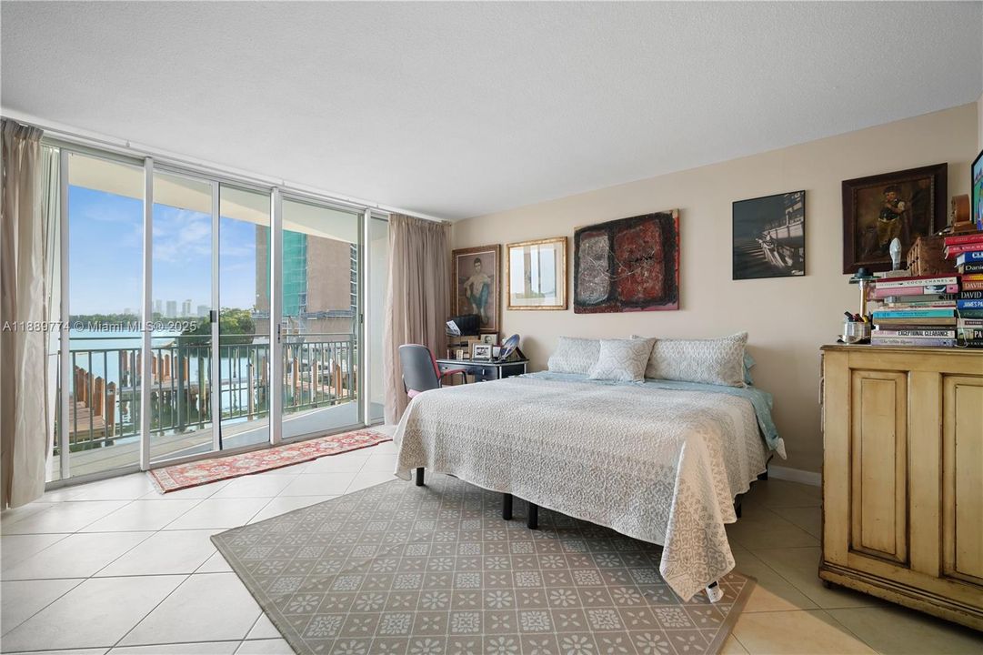 En Venta: $355,000 (1 camas, 2 baños, 1042 Pies cuadrados)