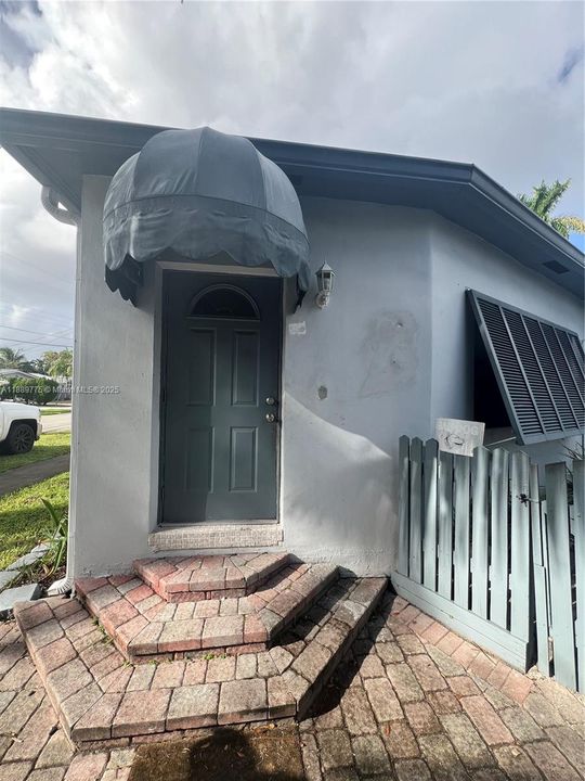 Active With Contract: $1,300 (1 beds, 1 baths, 1716 Square Feet)