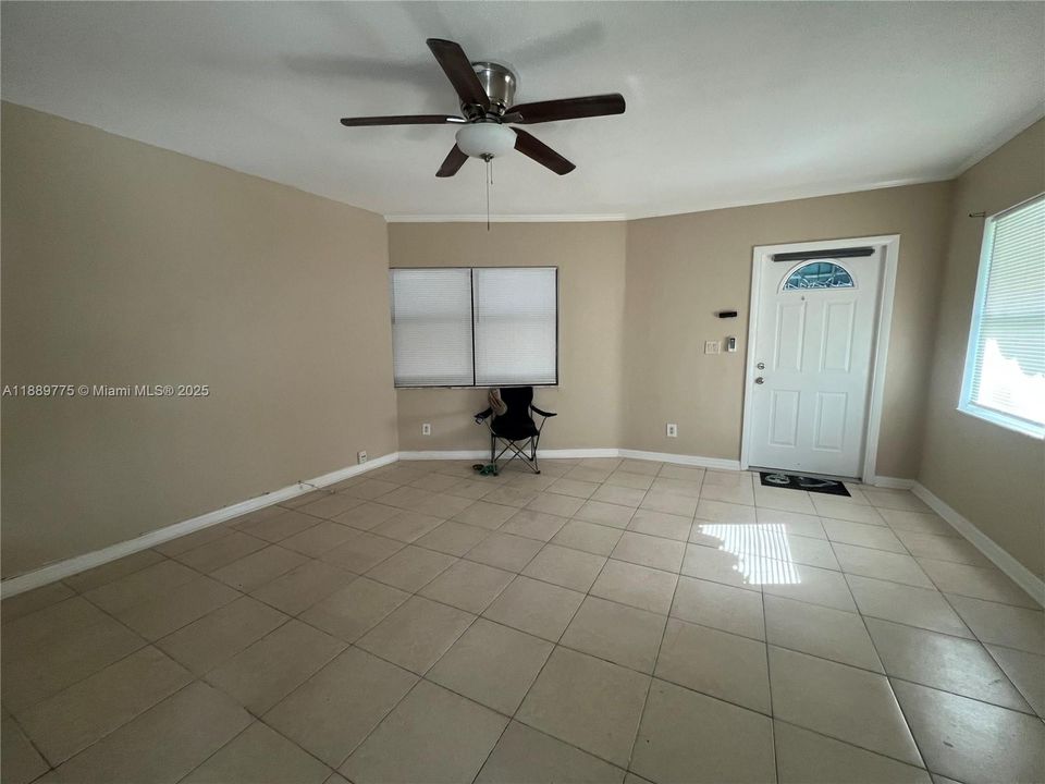Active With Contract: $1,300 (1 beds, 1 baths, 1716 Square Feet)