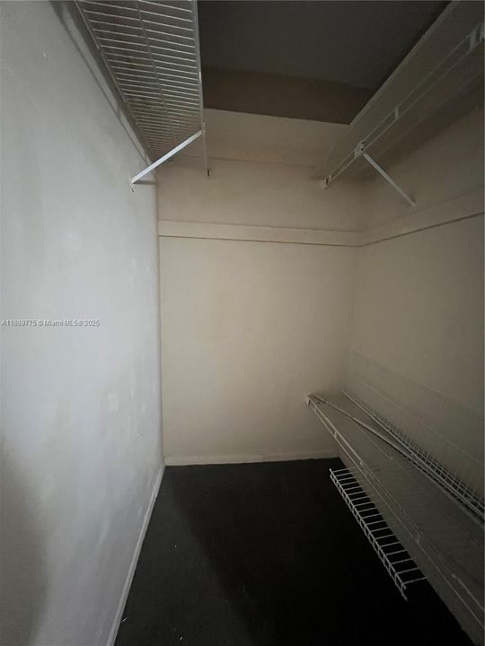 Active With Contract: $1,300 (1 beds, 1 baths, 1716 Square Feet)