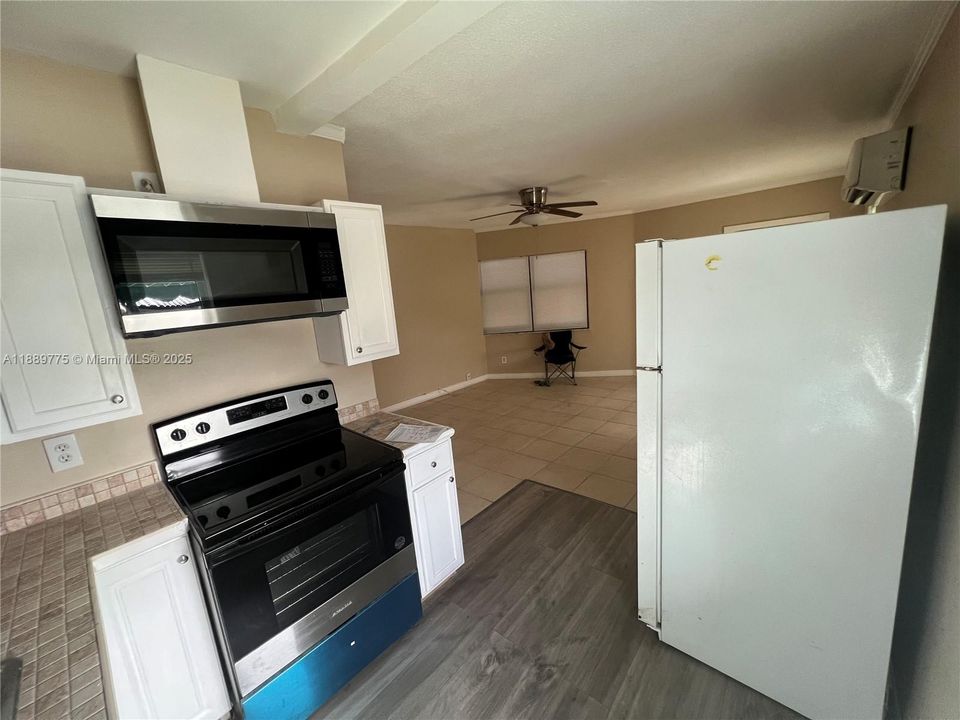 Active With Contract: $1,300 (1 beds, 1 baths, 1716 Square Feet)