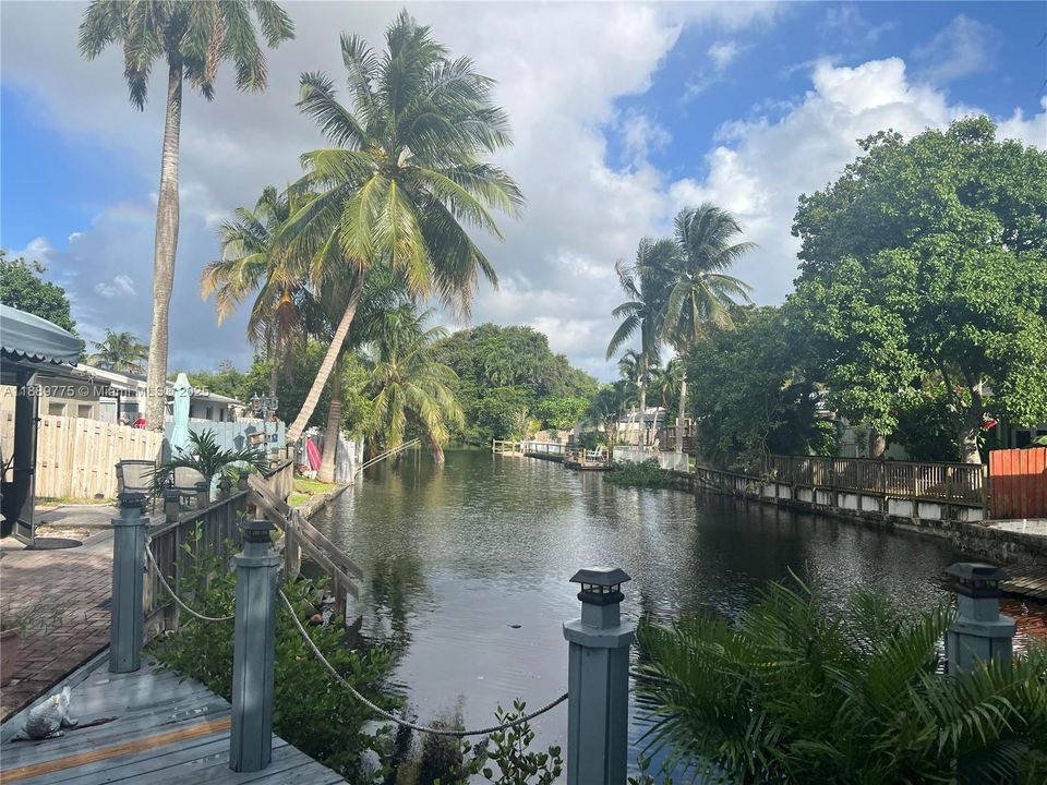 Active With Contract: $1,300 (1 beds, 1 baths, 1716 Square Feet)