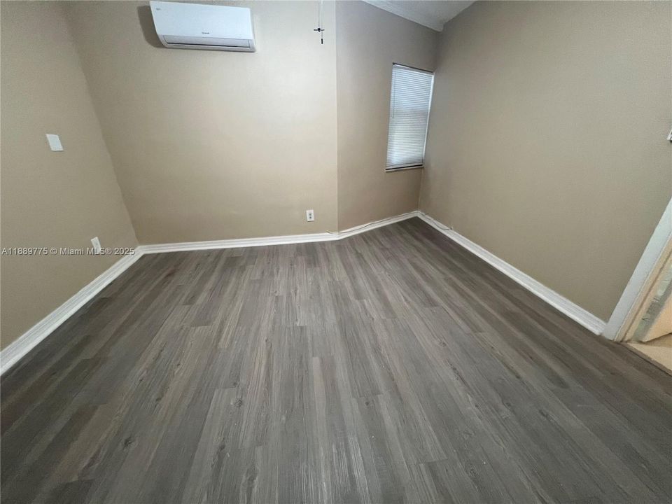 Active With Contract: $1,300 (1 beds, 1 baths, 1716 Square Feet)