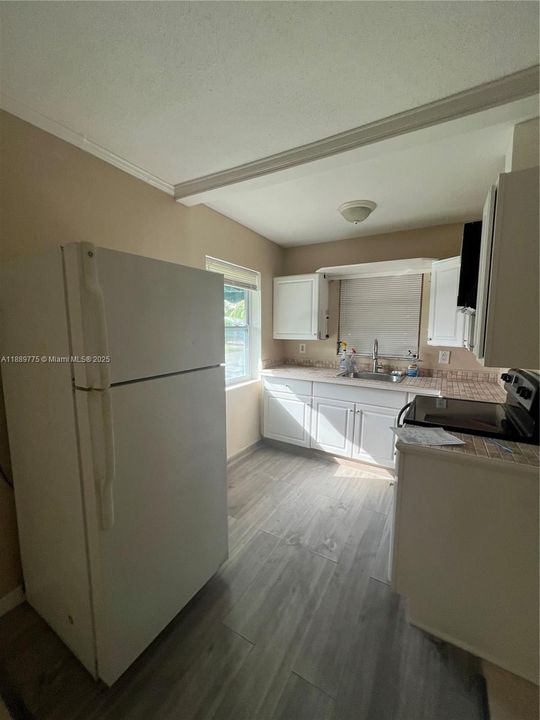 Active With Contract: $1,300 (1 beds, 1 baths, 1716 Square Feet)