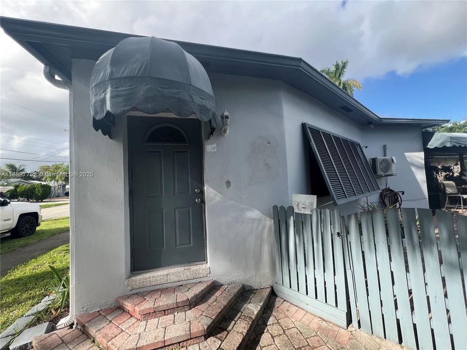 Active With Contract: $1,300 (1 beds, 1 baths, 1716 Square Feet)