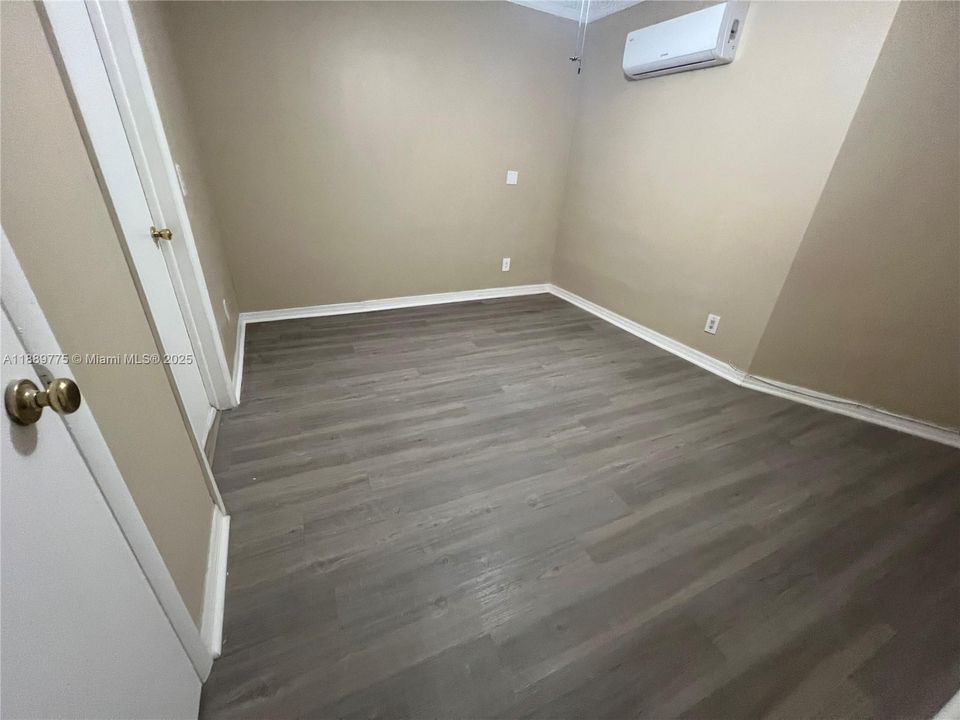 Active With Contract: $1,300 (1 beds, 1 baths, 1716 Square Feet)