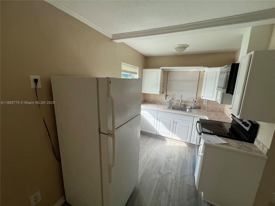 Active With Contract: $1,300 (1 beds, 1 baths, 1716 Square Feet)