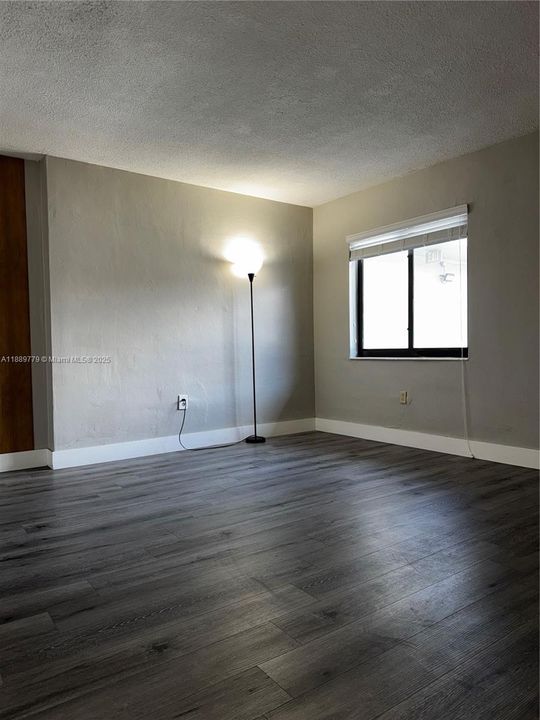 Active With Contract: $1,850 (1 beds, 1 baths, 750 Square Feet)