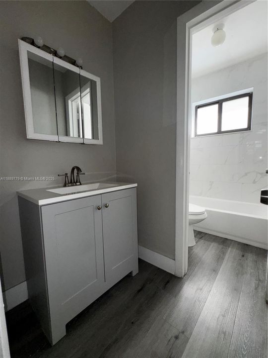 Active With Contract: $1,850 (1 beds, 1 baths, 750 Square Feet)