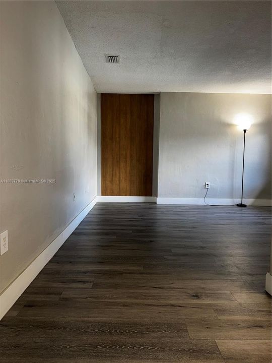 Active With Contract: $1,850 (1 beds, 1 baths, 750 Square Feet)