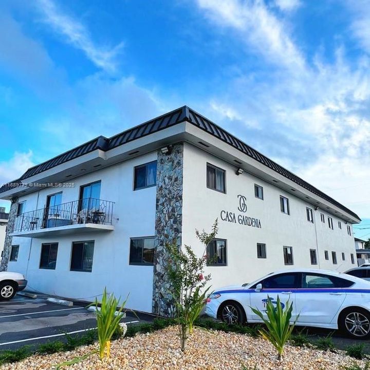 Active With Contract: $1,850 (1 beds, 1 baths, 750 Square Feet)