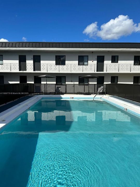 Active With Contract: $1,850 (1 beds, 1 baths, 750 Square Feet)