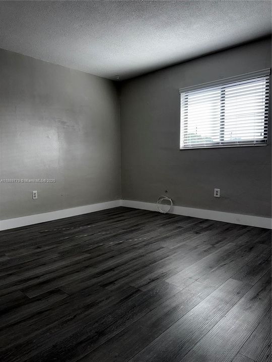 Active With Contract: $1,850 (1 beds, 1 baths, 750 Square Feet)