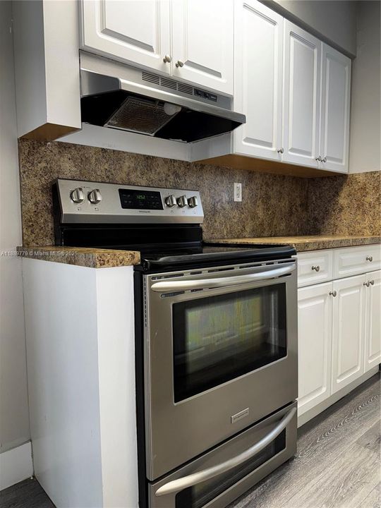 Active With Contract: $1,850 (1 beds, 1 baths, 750 Square Feet)