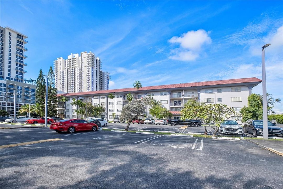 Active With Contract: $299,000 (2 beds, 2 baths, 1087 Square Feet)