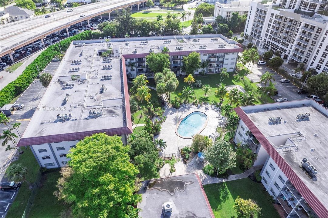 Active With Contract: $299,000 (2 beds, 2 baths, 1087 Square Feet)