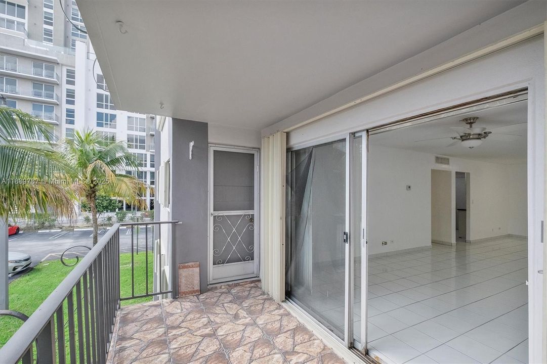 Active With Contract: $299,000 (2 beds, 2 baths, 1087 Square Feet)