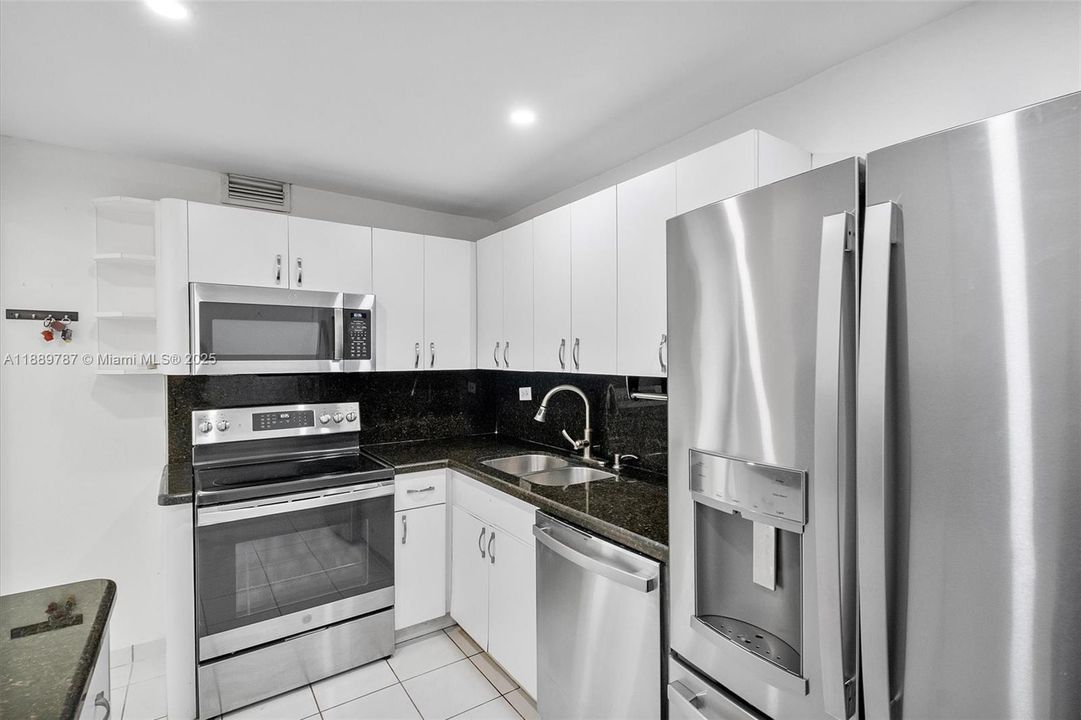 Active With Contract: $299,000 (2 beds, 2 baths, 1087 Square Feet)