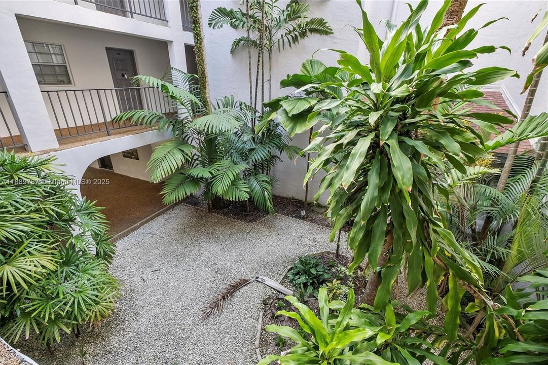 Active With Contract: $299,000 (2 beds, 2 baths, 1087 Square Feet)