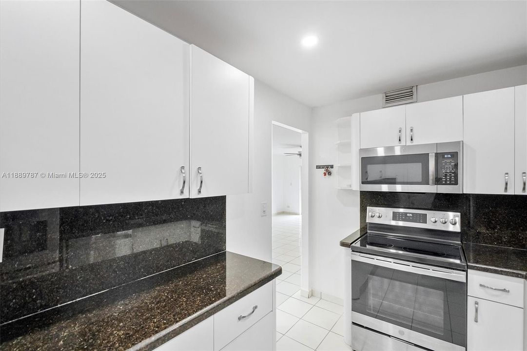 Active With Contract: $299,000 (2 beds, 2 baths, 1087 Square Feet)