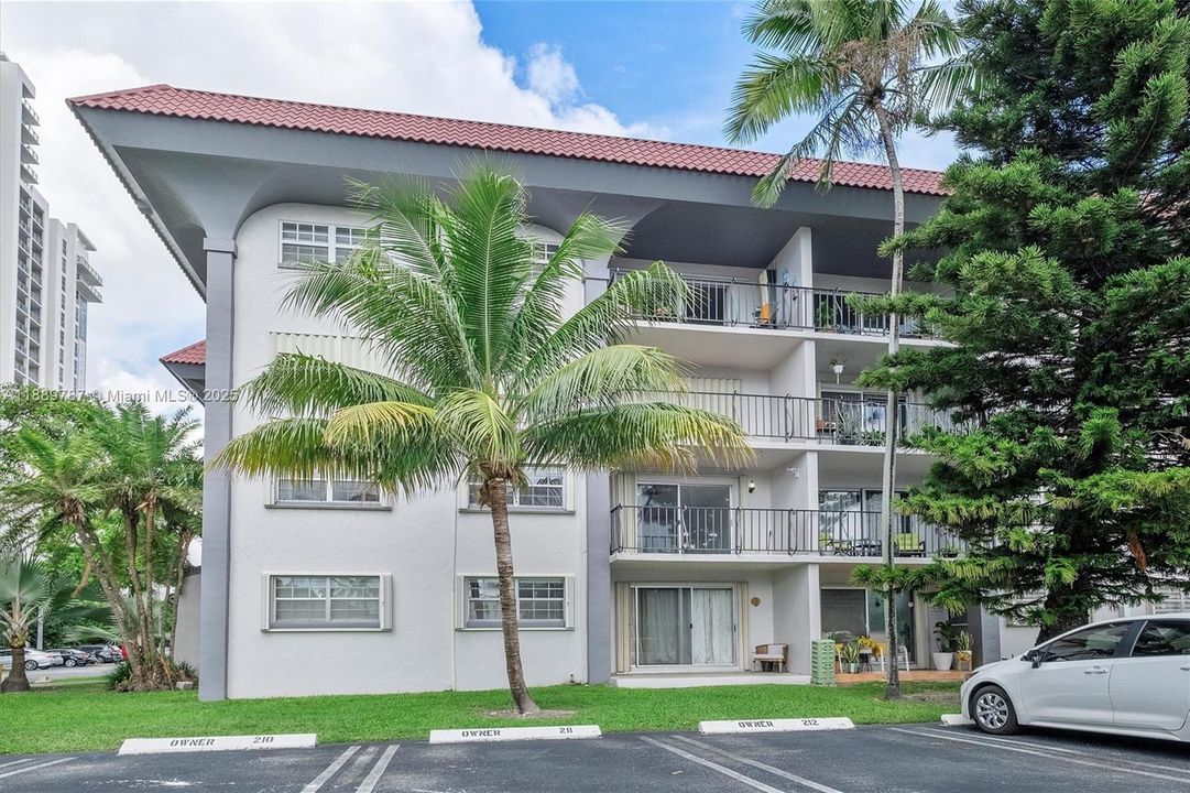 Active With Contract: $299,000 (2 beds, 2 baths, 1087 Square Feet)