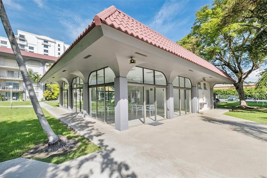 Active With Contract: $299,000 (2 beds, 2 baths, 1087 Square Feet)