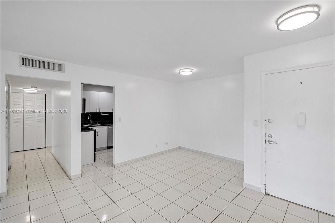 Active With Contract: $299,000 (2 beds, 2 baths, 1087 Square Feet)