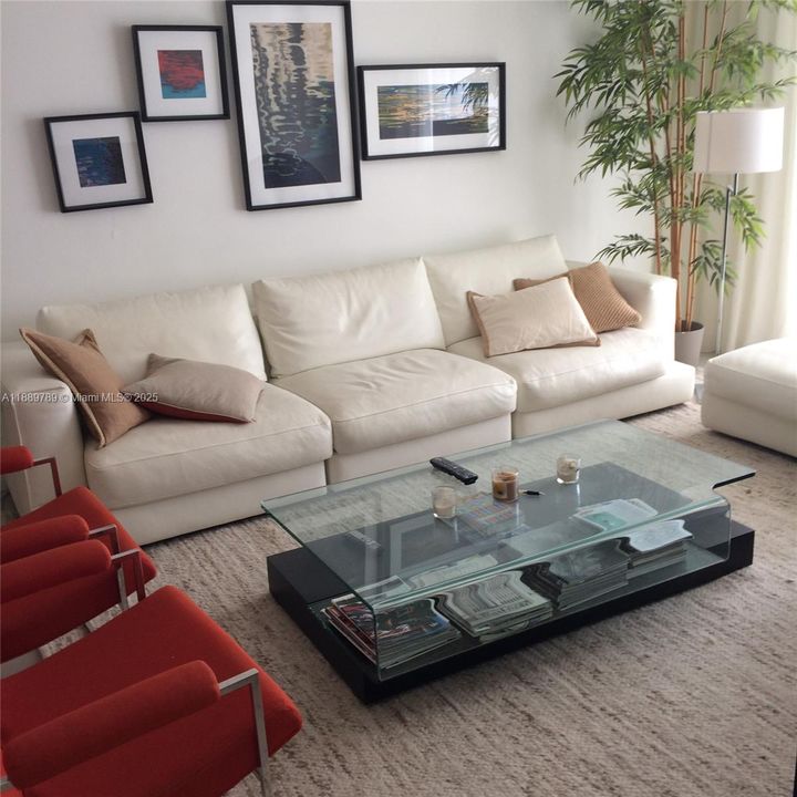 For Rent: $4,400 (2 beds, 2 baths, 1048 Square Feet)