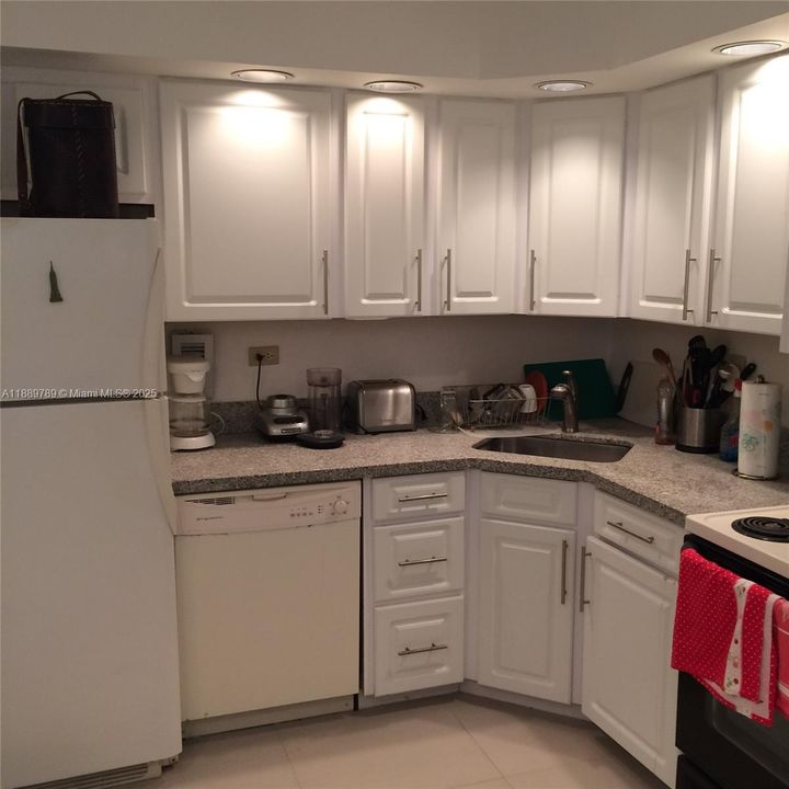 For Rent: $4,400 (2 beds, 2 baths, 1048 Square Feet)