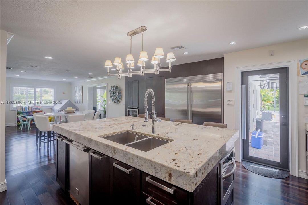 待售: $2,450,000 (4 贝兹, 3 浴室, 2458 平方英尺)