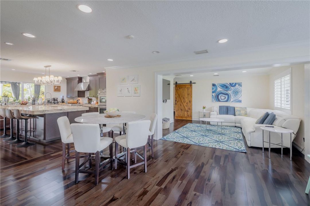 待售: $2,450,000 (4 贝兹, 3 浴室, 2458 平方英尺)