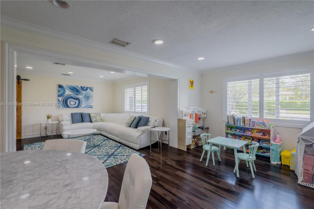 待售: $2,450,000 (4 贝兹, 3 浴室, 2458 平方英尺)