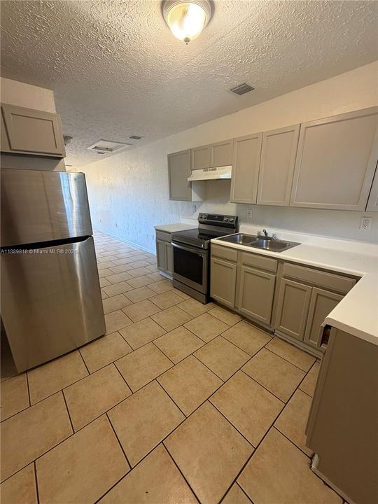 合同活跃: $2,520 (3 贝兹, 2 浴室, 1200 平方英尺)