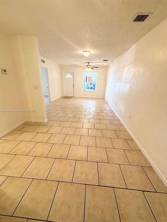 合同活跃: $2,520 (3 贝兹, 2 浴室, 1200 平方英尺)