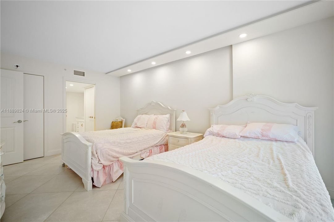 For Sale: $712,000 (2 beds, 2 baths, 1277 Square Feet)