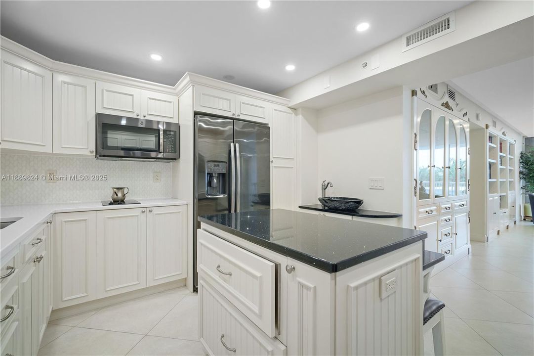 For Sale: $712,000 (2 beds, 2 baths, 1277 Square Feet)