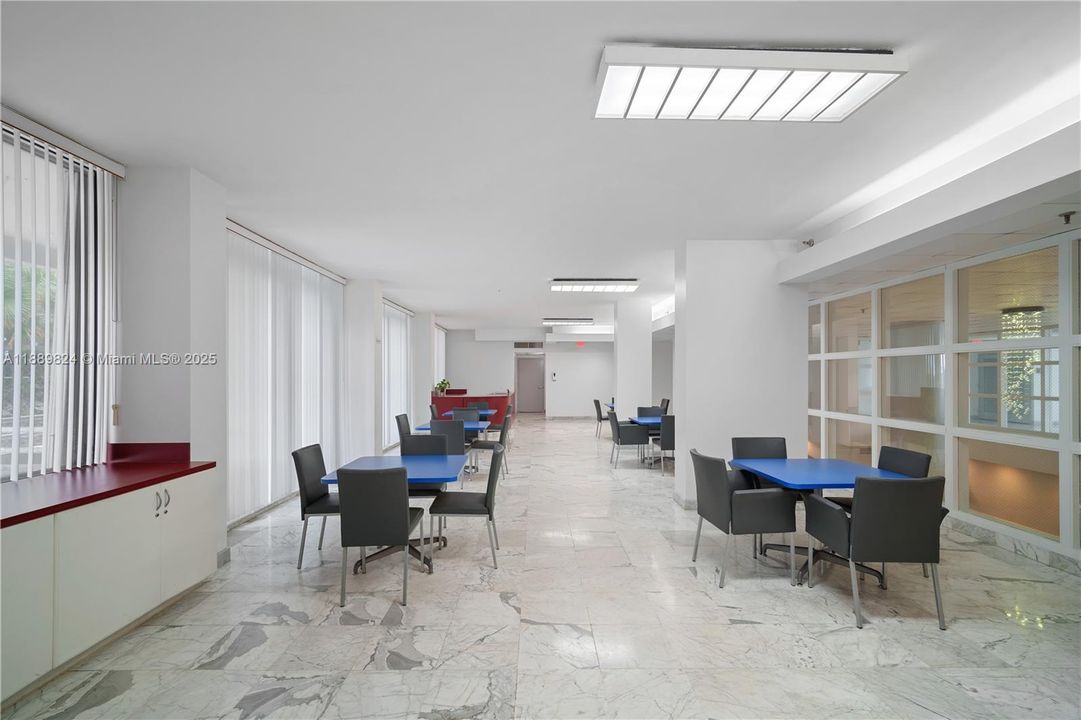 For Sale: $712,000 (2 beds, 2 baths, 1277 Square Feet)