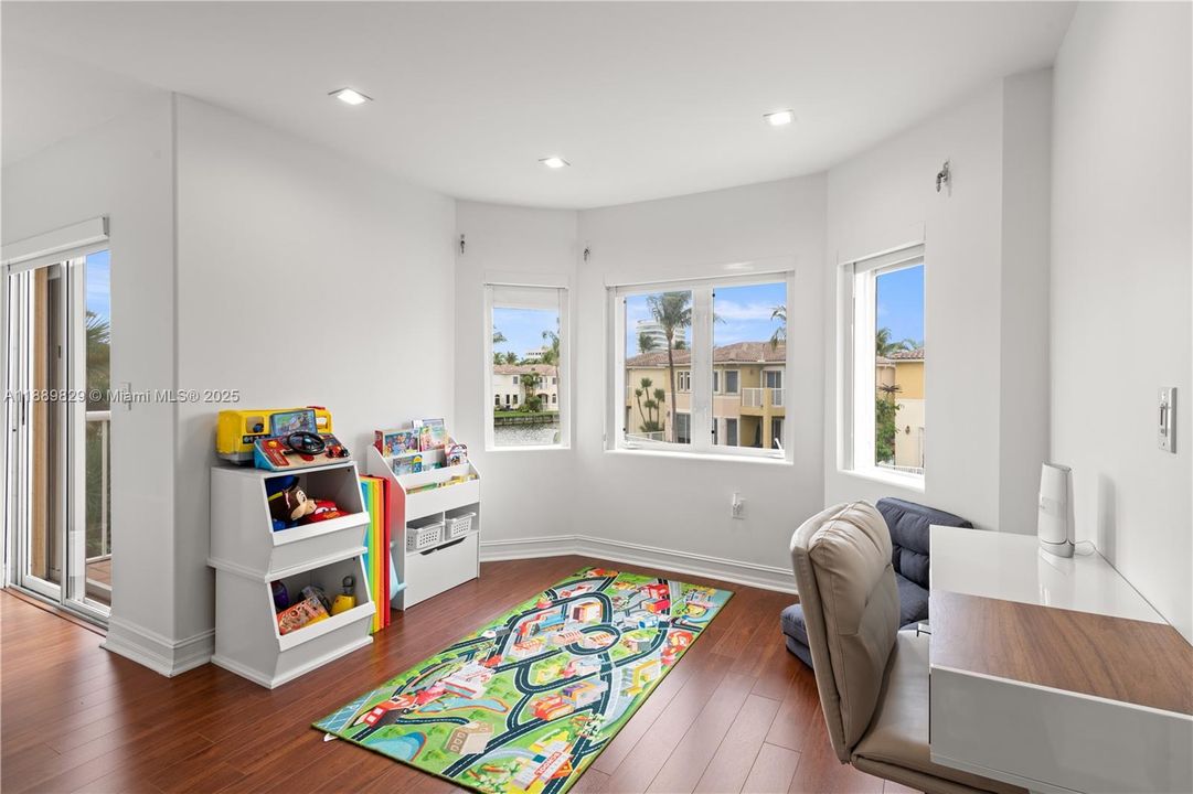 For Sale: $1,490,000 (3 beds, 3 baths, 2540 Square Feet)