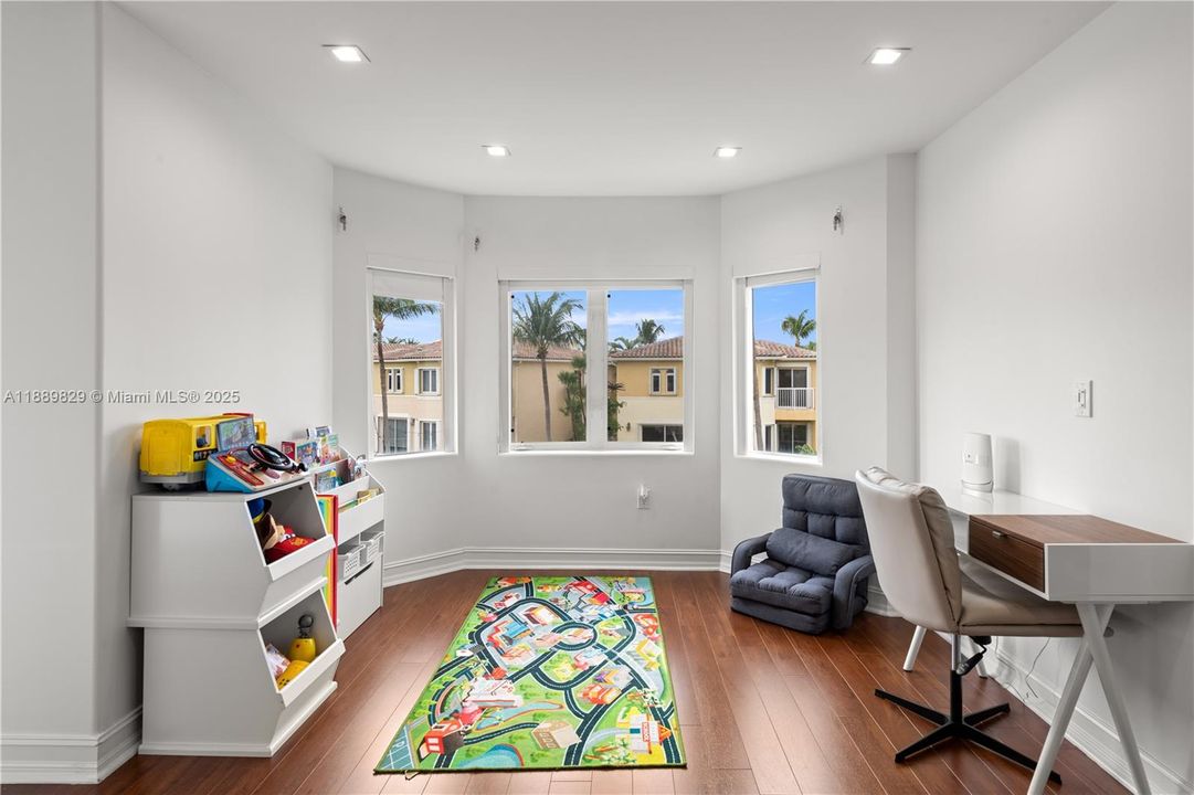 For Sale: $1,490,000 (3 beds, 3 baths, 2540 Square Feet)