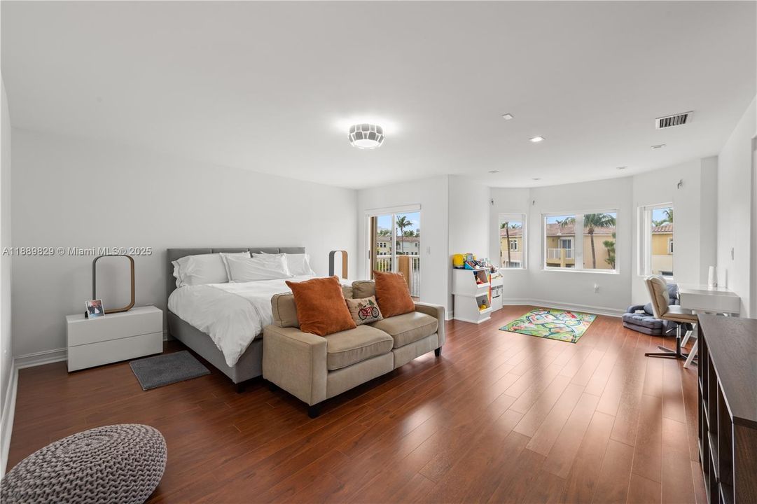 For Sale: $1,490,000 (3 beds, 3 baths, 2540 Square Feet)