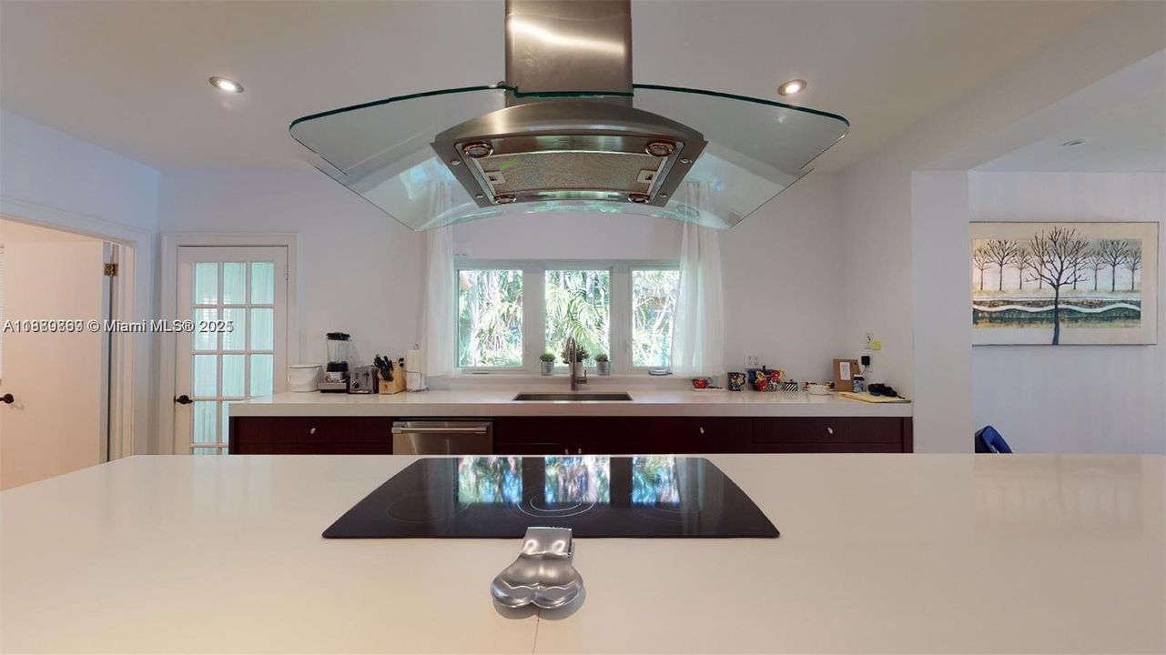 Activo con contrato: $16,000 (4 camas, 3 baños, 3326 Pies cuadrados)