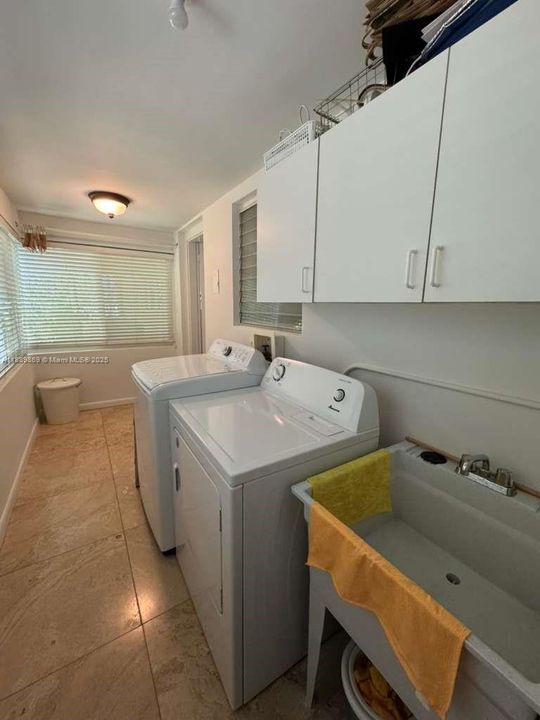 Activo con contrato: $16,000 (4 camas, 3 baños, 3326 Pies cuadrados)