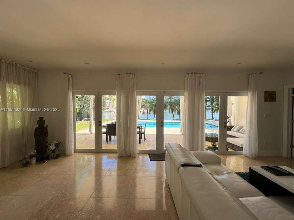 Activo con contrato: $16,000 (4 camas, 3 baños, 3326 Pies cuadrados)