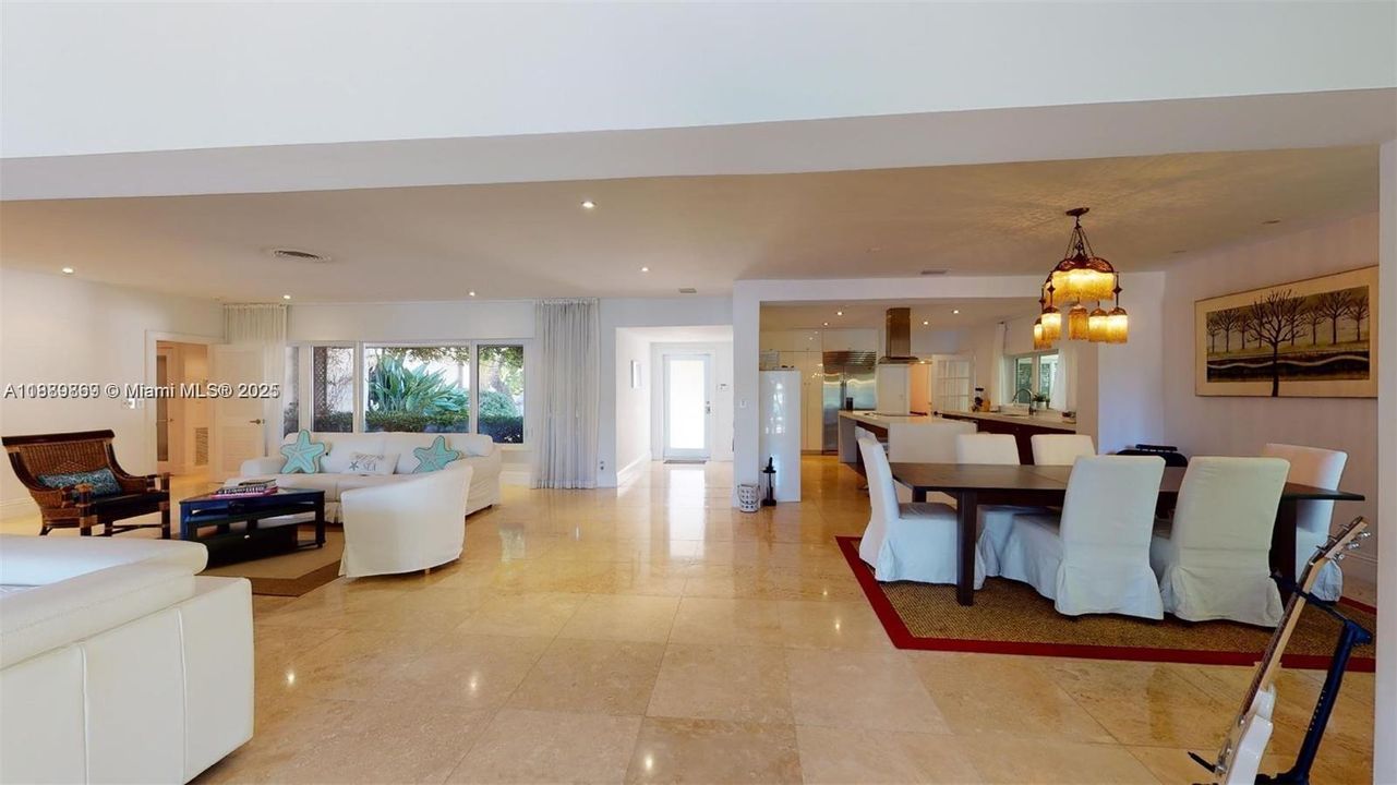 Activo con contrato: $16,000 (4 camas, 3 baños, 3326 Pies cuadrados)