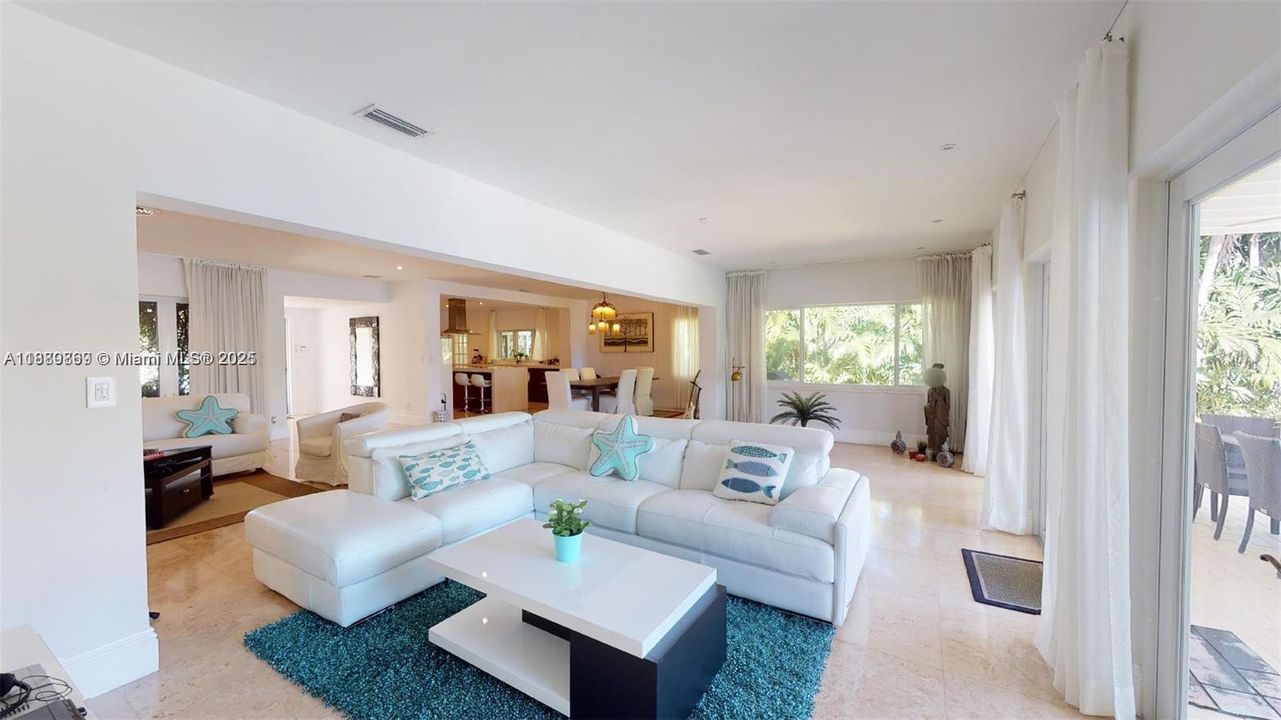 Activo con contrato: $16,000 (4 camas, 3 baños, 3326 Pies cuadrados)